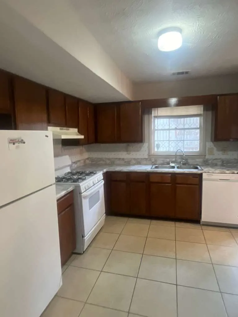 2 bed, 2.5 bath, 1120 sqft, $1,295 — Photo 3