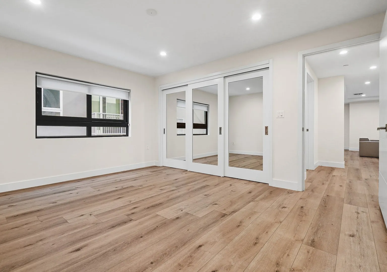 848 S Mariposa Ave — Photo 2