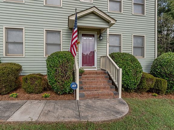 2nd image of 2225 Chanticleer Cir