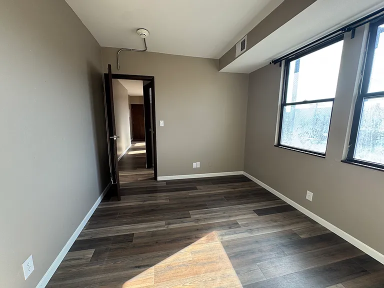2905 Glenmore Ave #8 — Photo 10