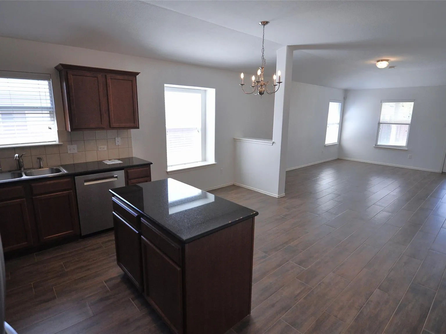 3 bed, 2.0 bath, 1533 sqft, $2,100 — Photo 3