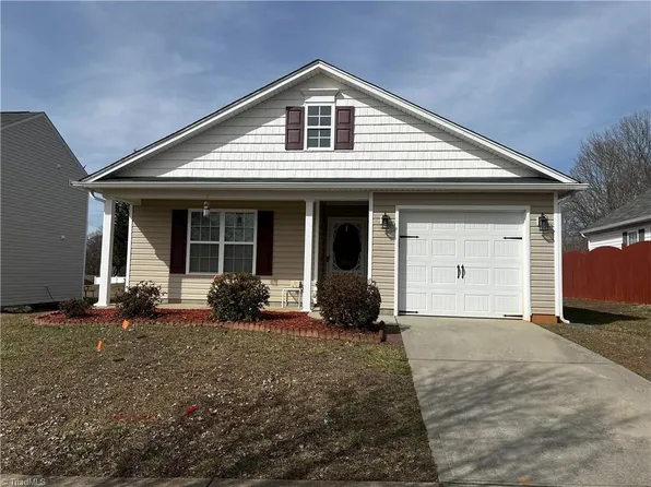 5646 Harrington Village Dr, Winston Salem, NC 27105