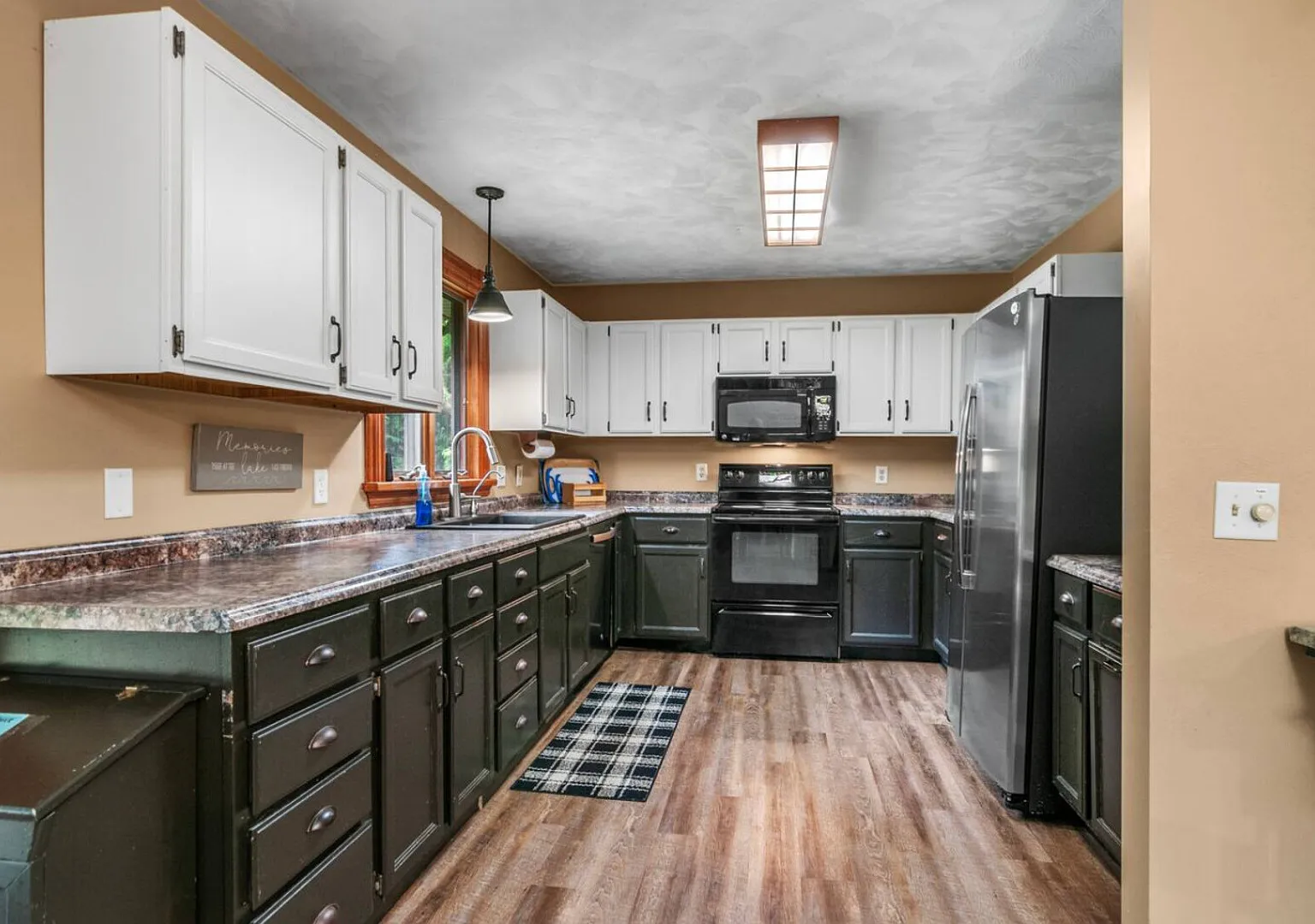 Lakeside Getaway includes Hot Tub (pet friendly) — Photo 4