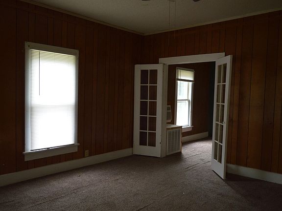 4th image of 105 W Clinton St