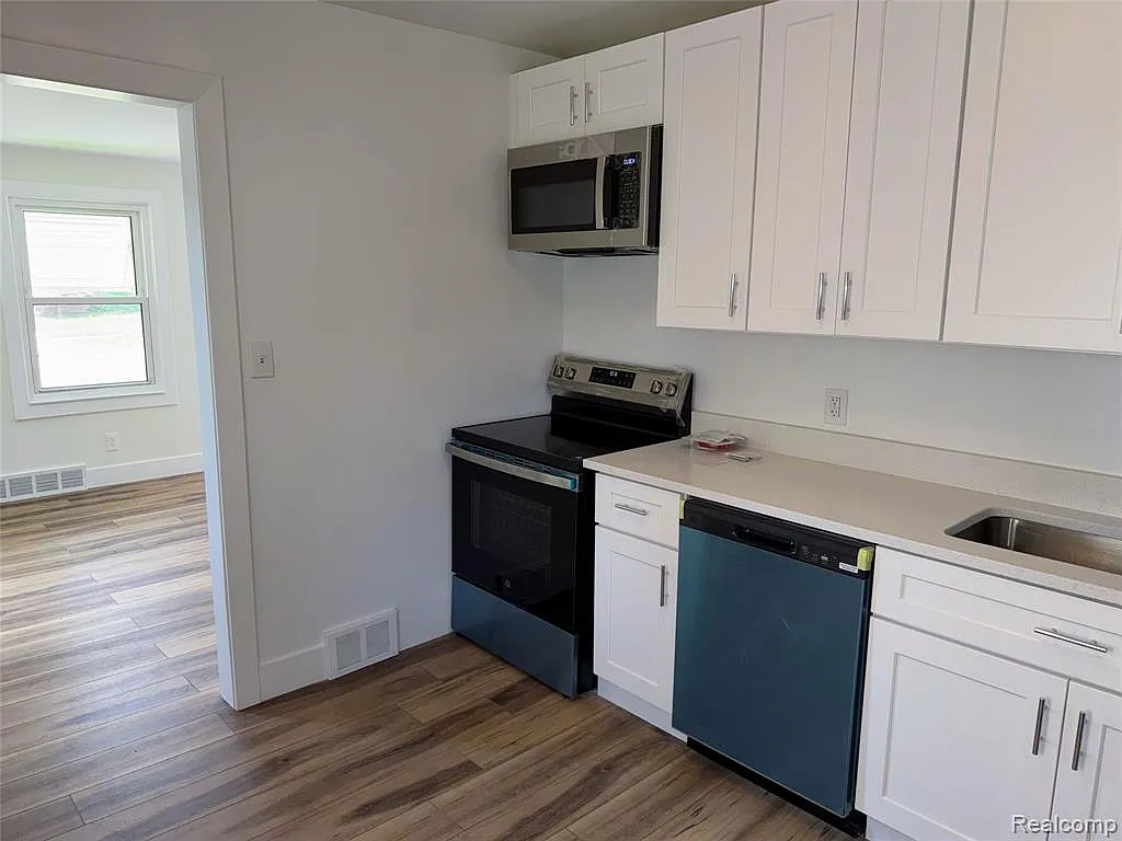 4 bed, 1.0 bath, 1271 sqft, $1,850 — Photo 4