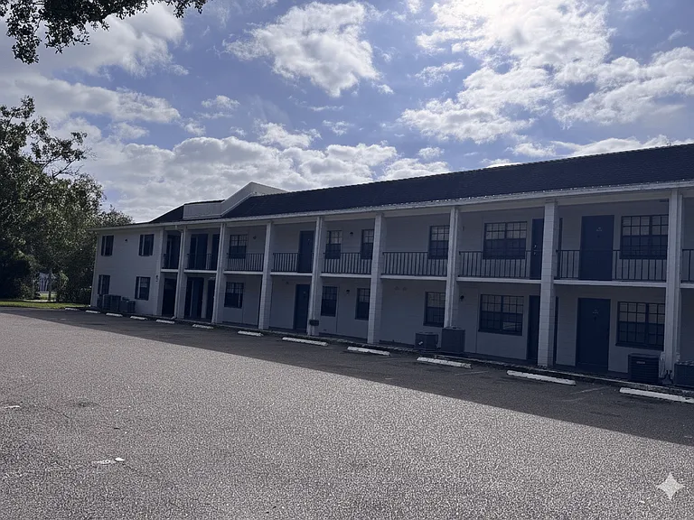 Fernwood Grove Apartments — Photo 22