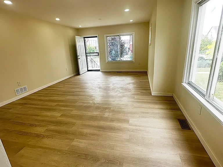 5444 Ternes St — Photo 29