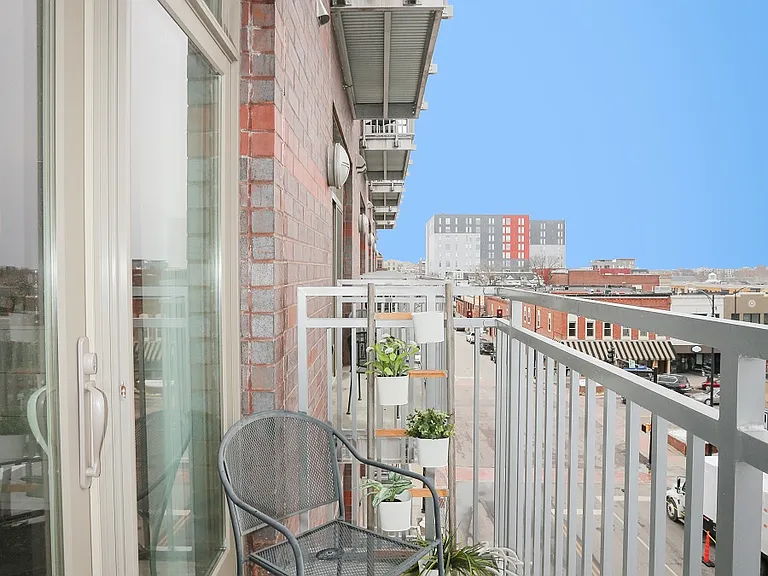 Lofts on Broadway — Photo 2