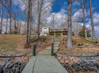 104 Peninsula Dr, Moneta, VA 24121