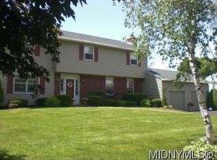 28 Foxcroft Rd, New Hartford, NY 13413