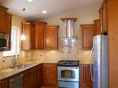 4th image of 1100 N Elm St