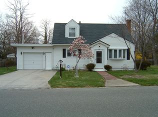 1348 Gardiner Dr, Bay Shore, NY 11706