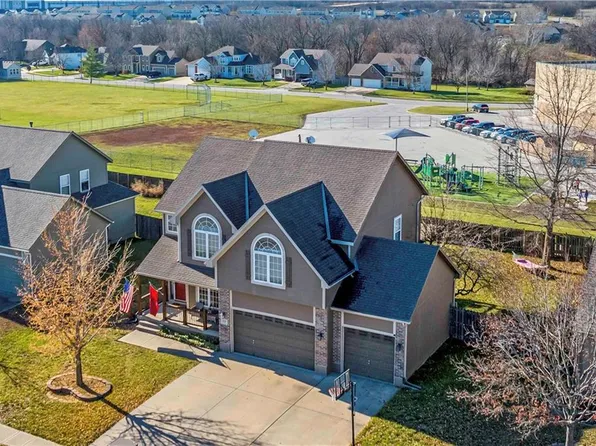 828 Trailway Dr, Raymore, MO 64083