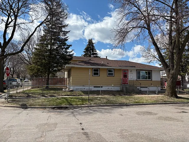 725 Grotto St N — Photo 2