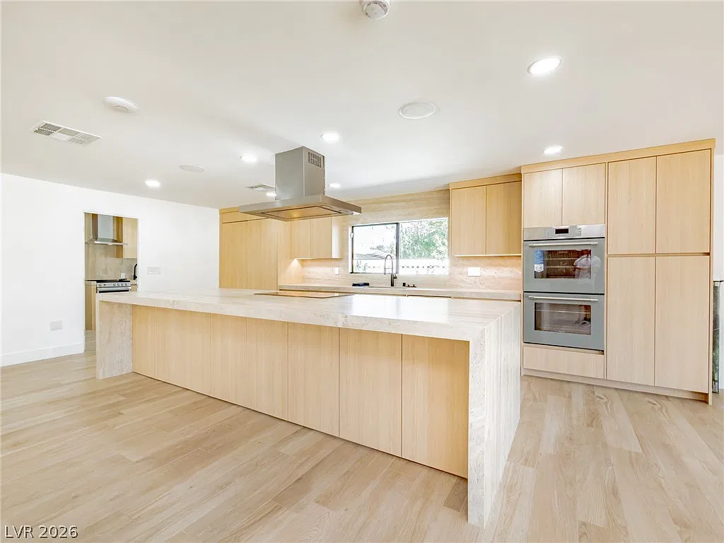 6 bed, 4.0 bath, 2964 sqft, $10,500 — Photo 3