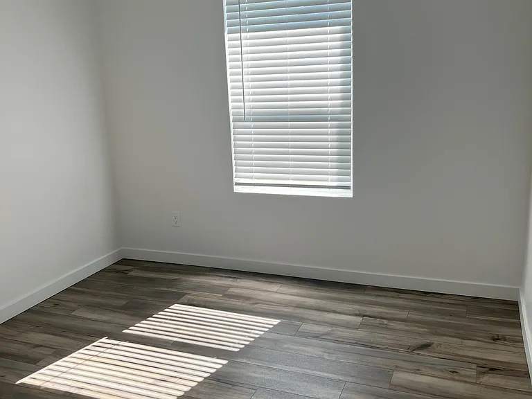 302 Persian Ave — Photo 9
