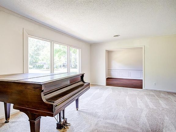 3rd image of 2420 Belcher Dr