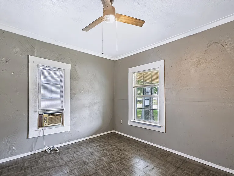 928 E Corona St — Photo 32