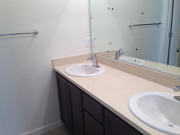 5th image of 300 Barnhill Dr