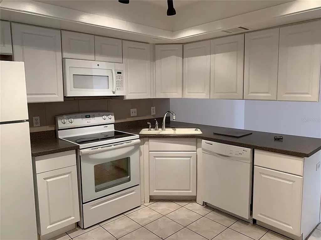 3 bed, 2.0 bath, 1232 sqft, $2,100 — Photo 4