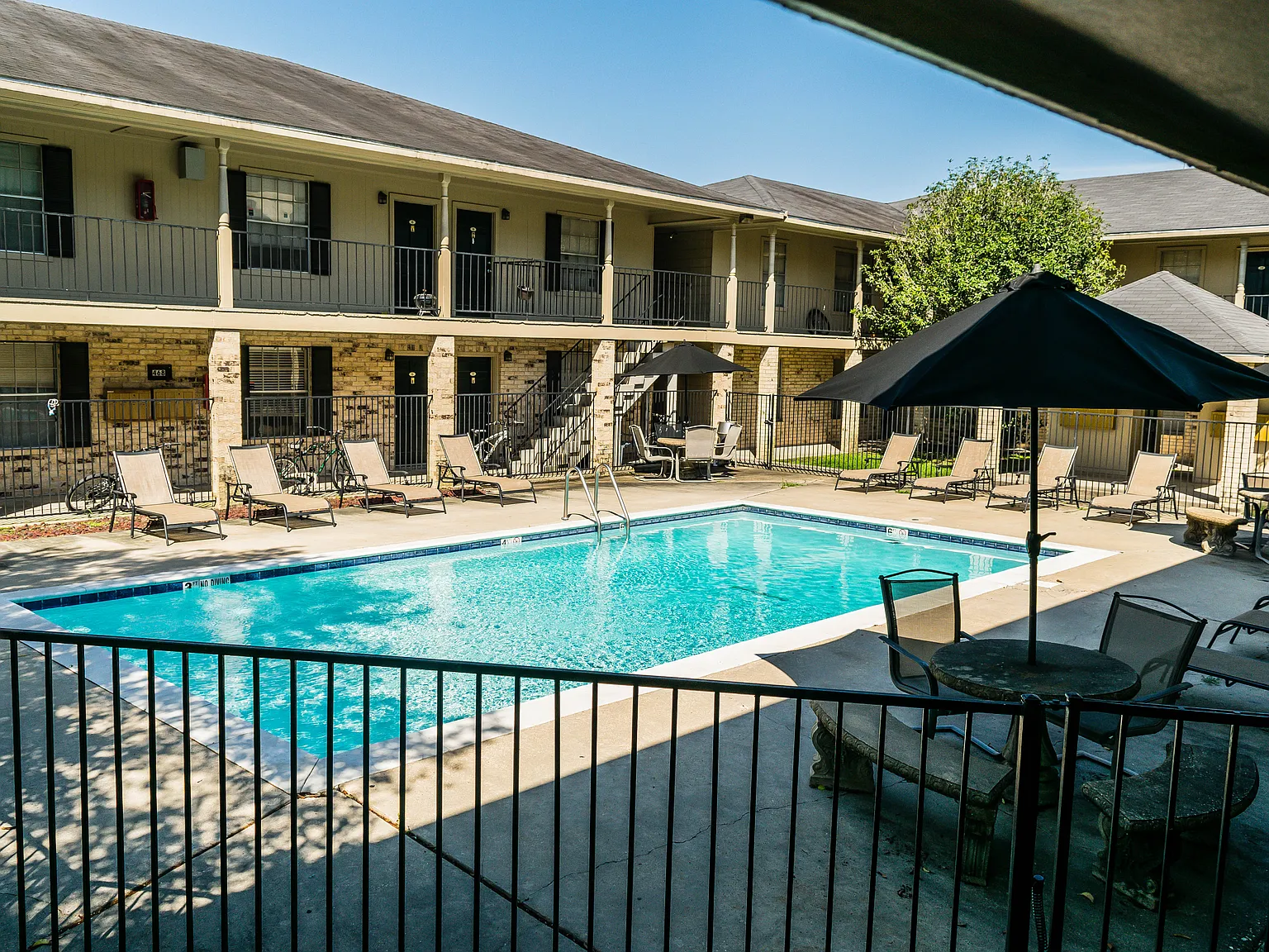 El Cid Apartments — Photo 1