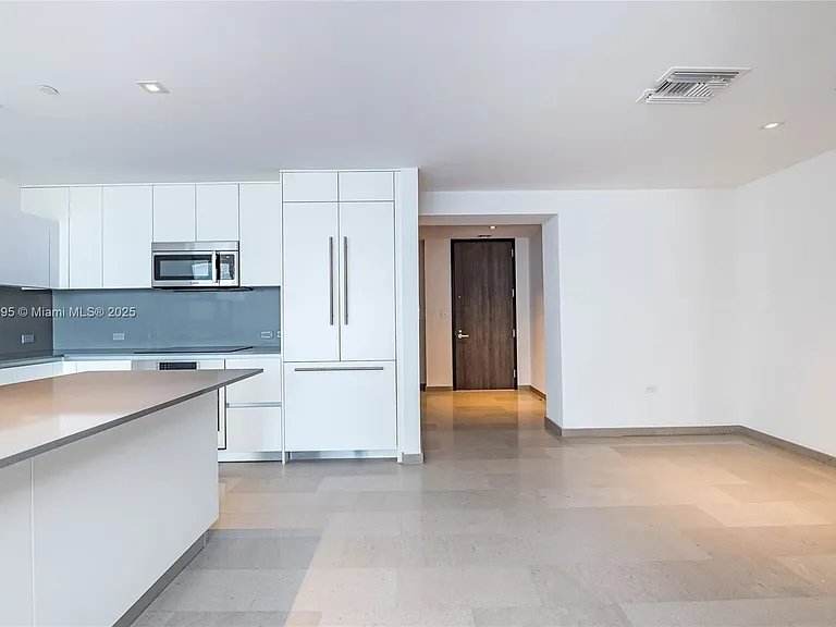 88 SW 7th St #1004 — Photo 2