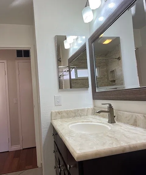 Bathroom photo 2