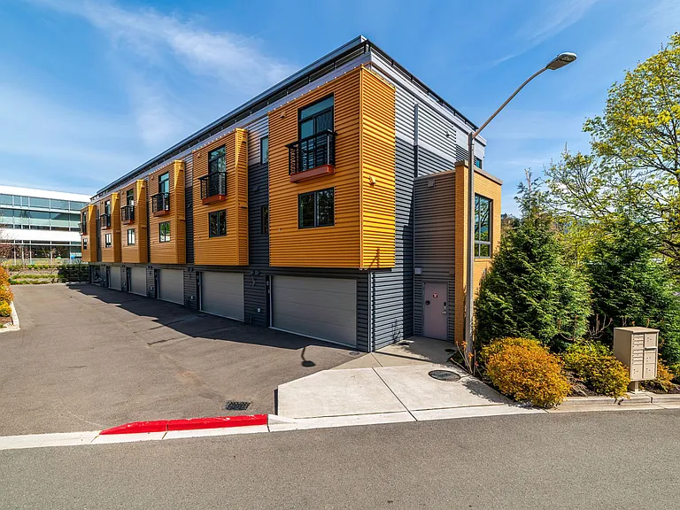 Park Central Townhomes - 4 Stories, 3 bedrooms, 31/2 bathrooms, 2 car garage and a rooftop deck w... — Photo 3