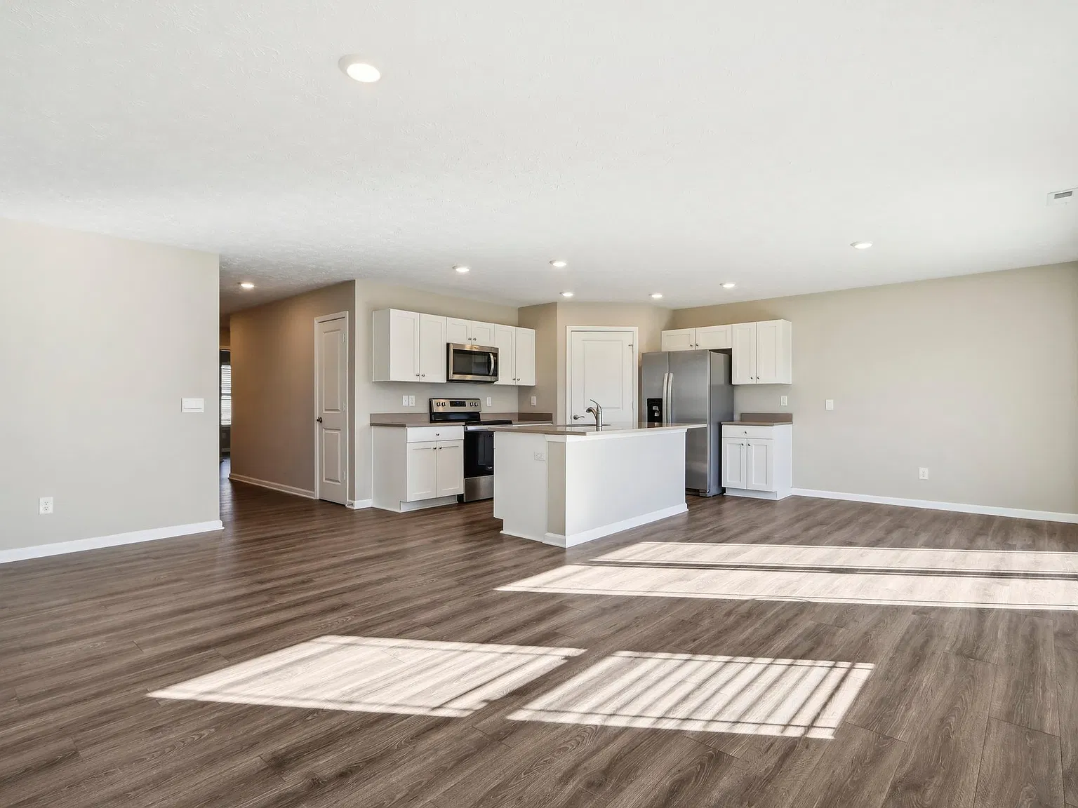 3 bed, 2.0 bath, 1498 sqft, $2,045 — Photo 3