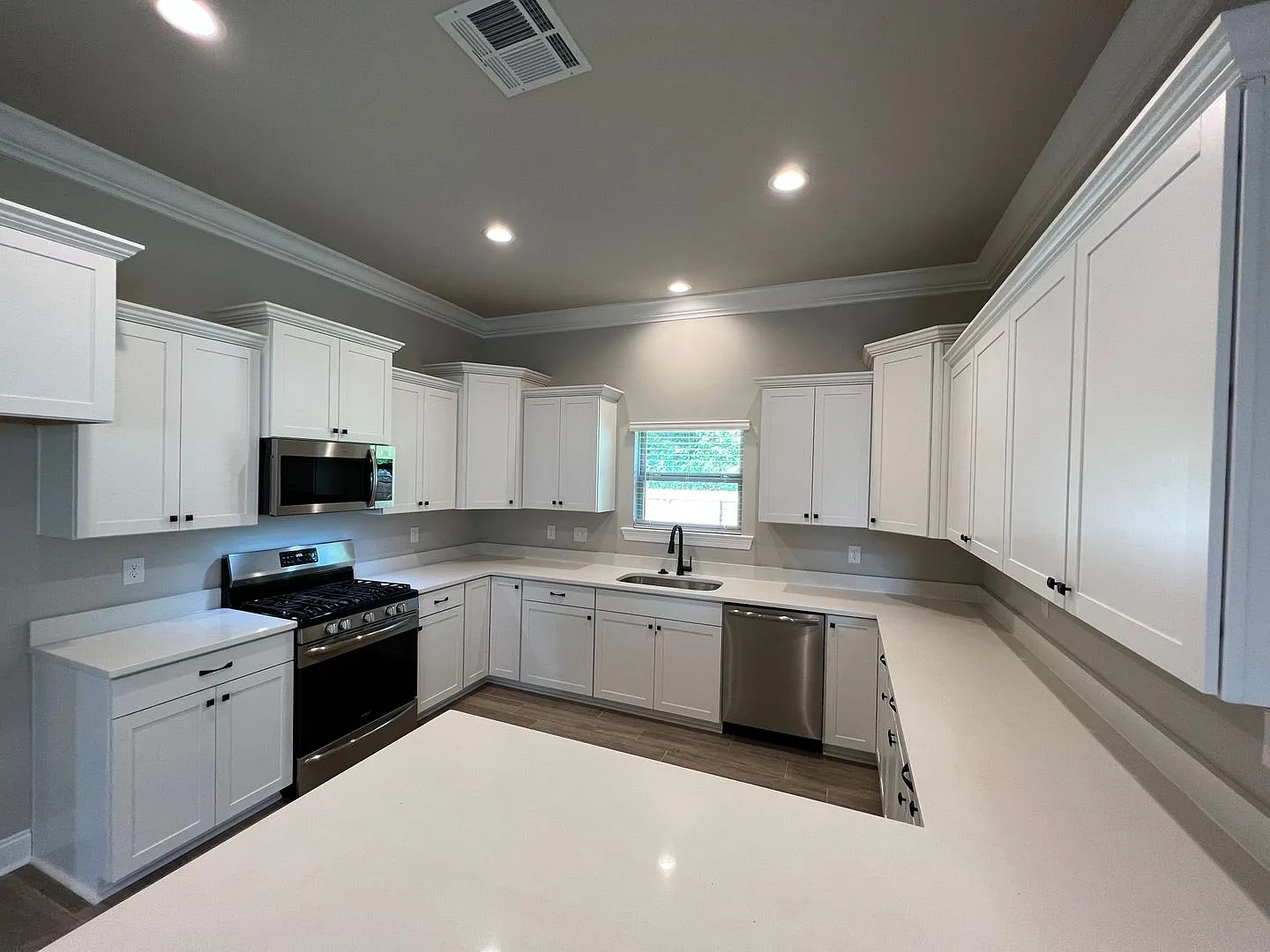 Stunning 4 Bedroom Home in Jamestown Crossing — Photo 2