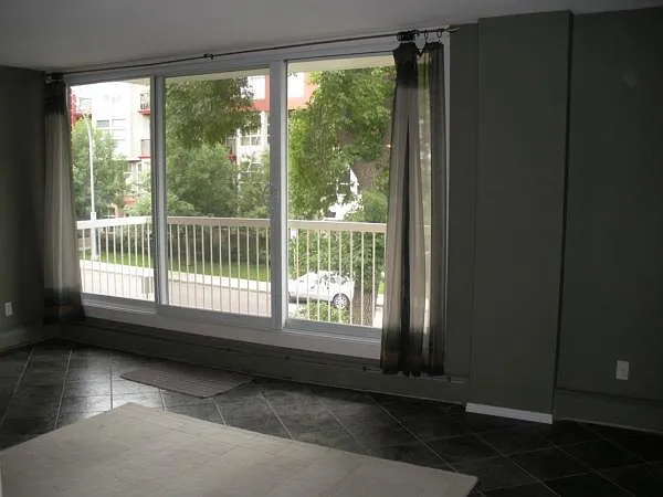 Mission 1 Bedroom - 1/2 Block To Holy Cross Centre — Photo 2