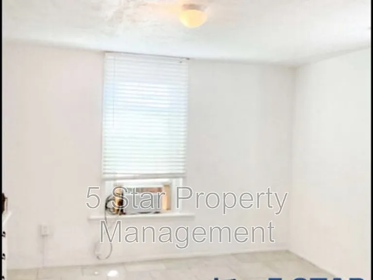 1526 E Yandell Dr #2 — Photo 9