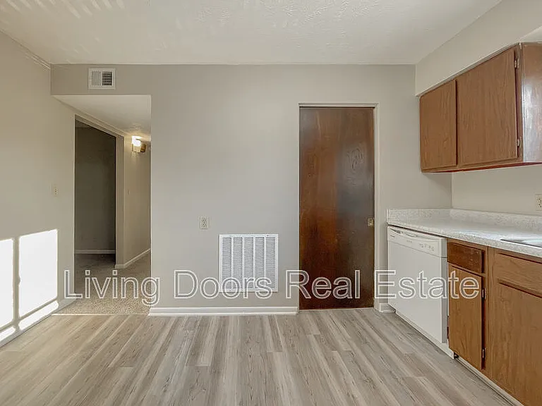 4711 Gladstone St — Photo 4