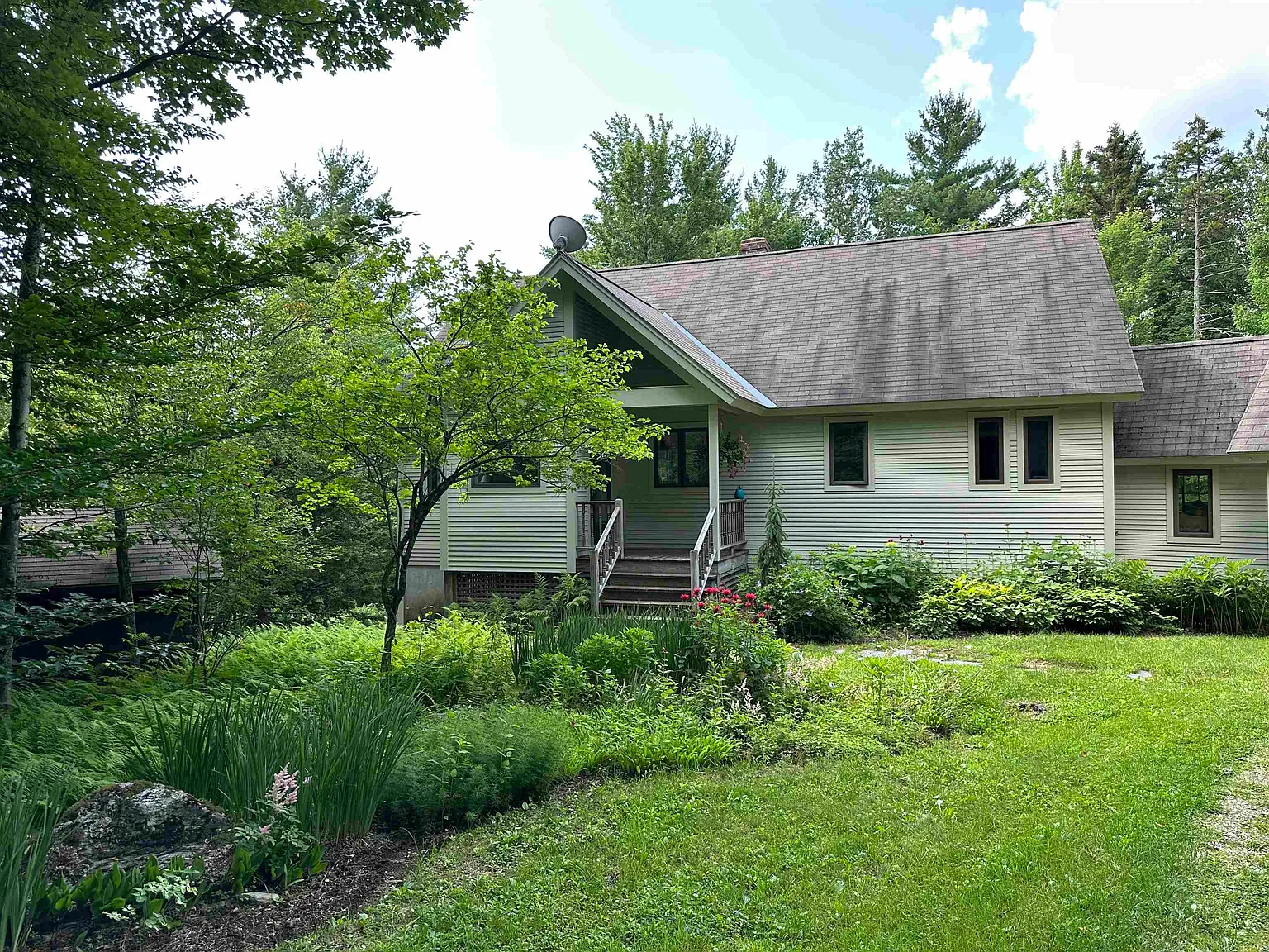 3 bed, 2.0 bath, 2080 sqft, $2,500 — Photo 1