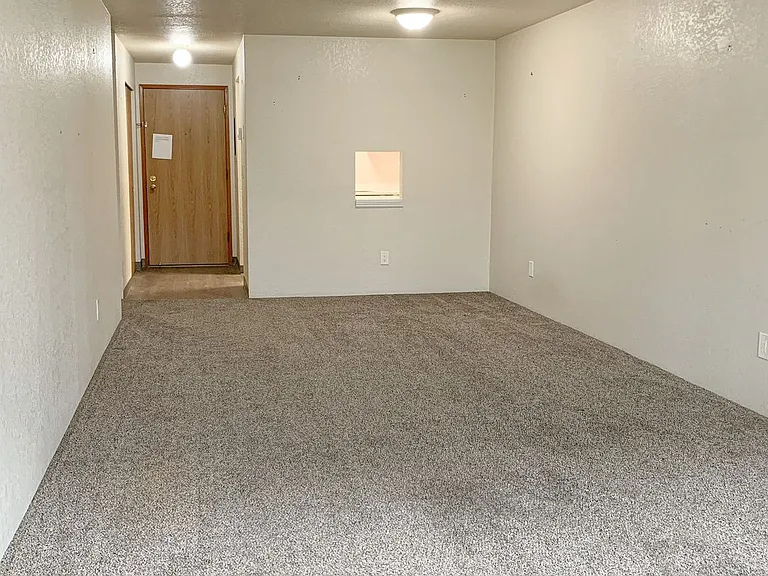 Hilltop Court Apartments — Photo 3
