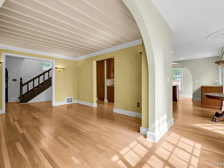 455 Linden Rd — Photo 15