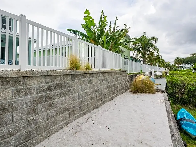 425 Bahama Grande Blvd — Photo 32
