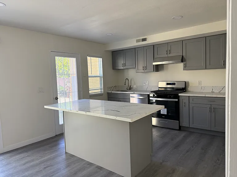 612 S Sylvan St — Photo 4