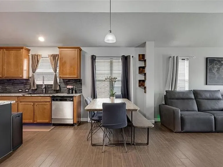 4325 Rolling Water Dr — Photo 8
