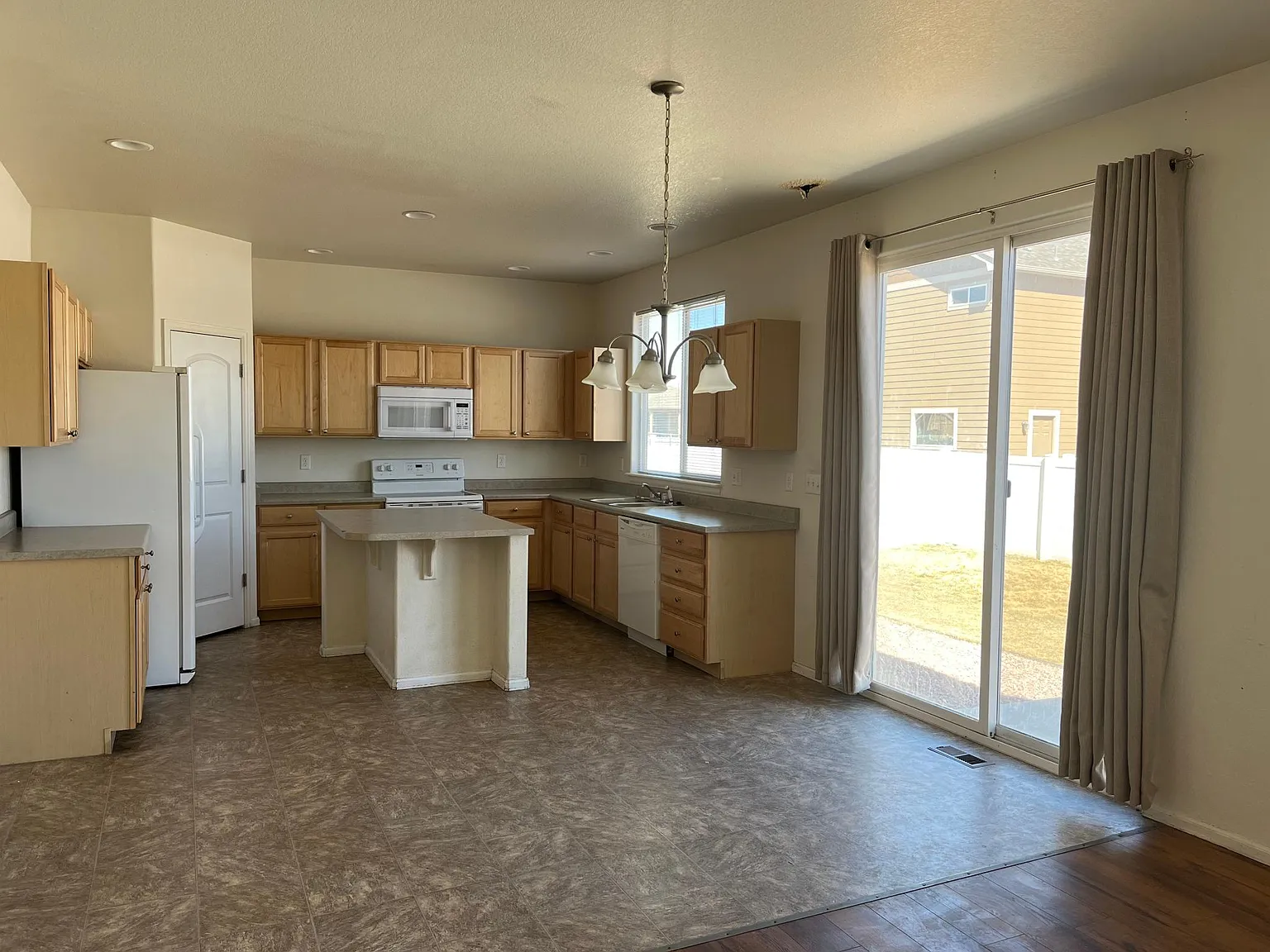 4 bed, 2.5 bath, 2724 sqft, $2,775 — Photo 2