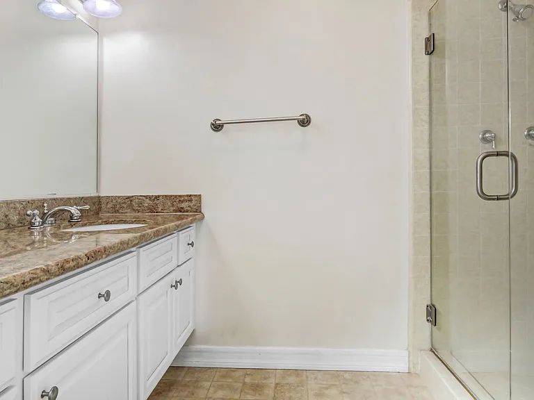 1319 Berkeley St in Santa Monica - large apartments, feels like a condo! — Photo 12