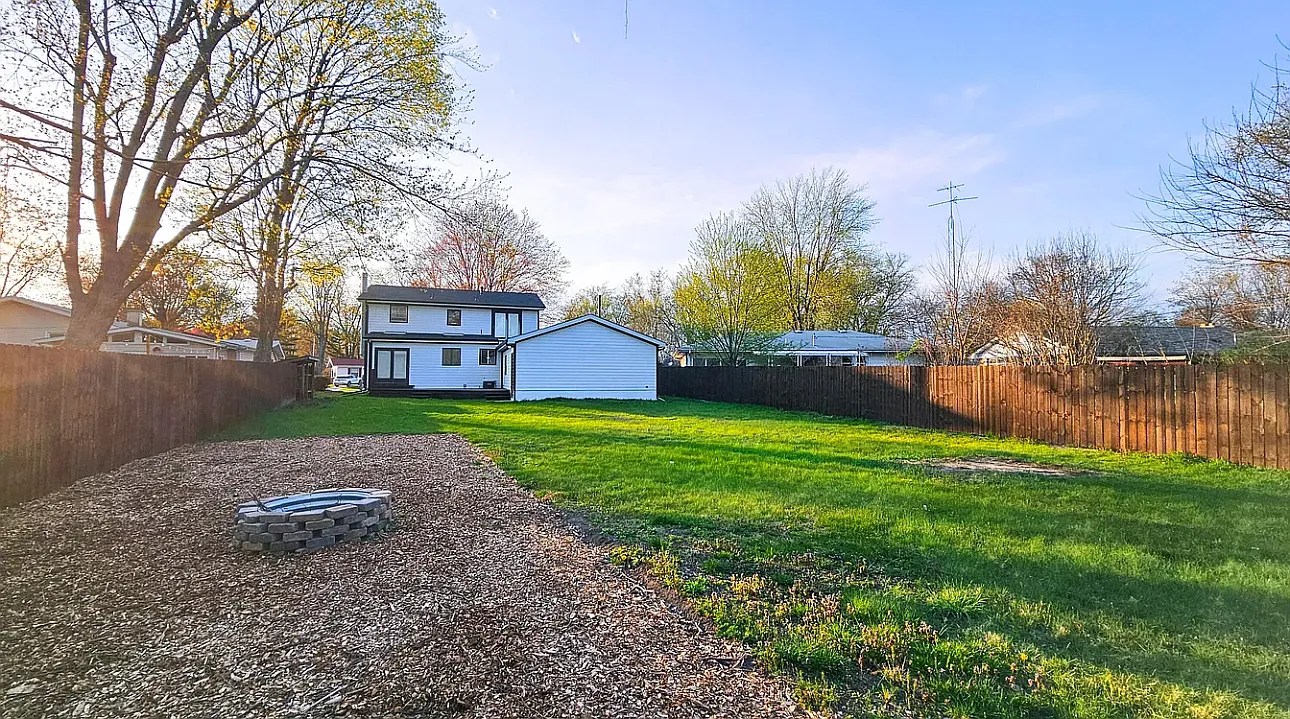 212 Belmont Ct — Photo 2