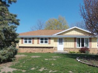 6154 S 38th St, Greenfield, WI 53221