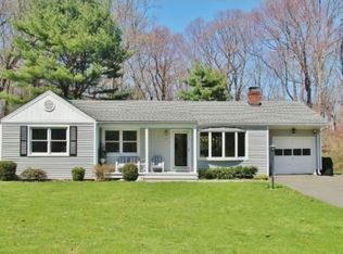27 Woodlawn Dr, Trumbull, CT 06611