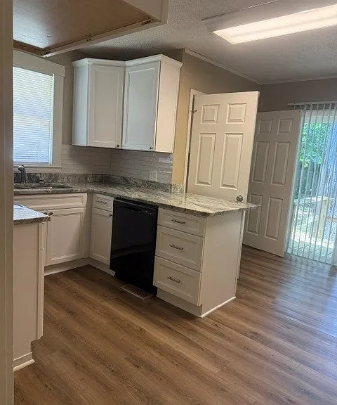 643 Howell St — Photo 12