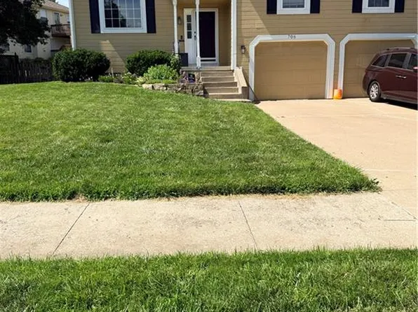 706 Holiday Dr, Lansing, KS 66043