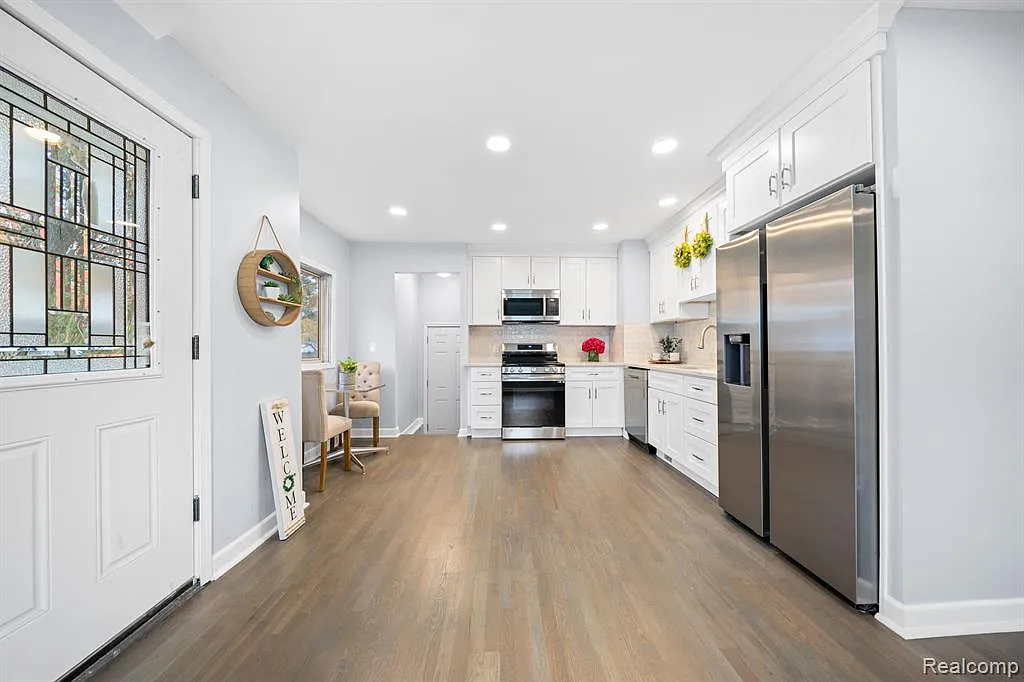 3 bed, 2.0 bath, 1711 sqft, $3,100 — Photo 4