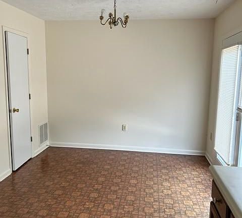4th image of 921 Hilltop Dr