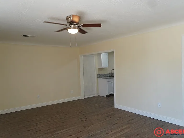 1106 Wilson Ave — Photo 4
