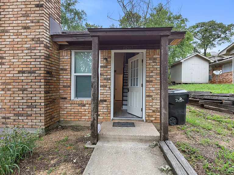 1205 W Texas St — Photo 5